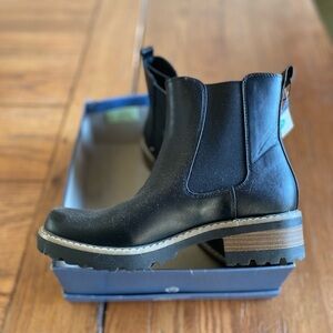 Universal threads Chelsea boots
